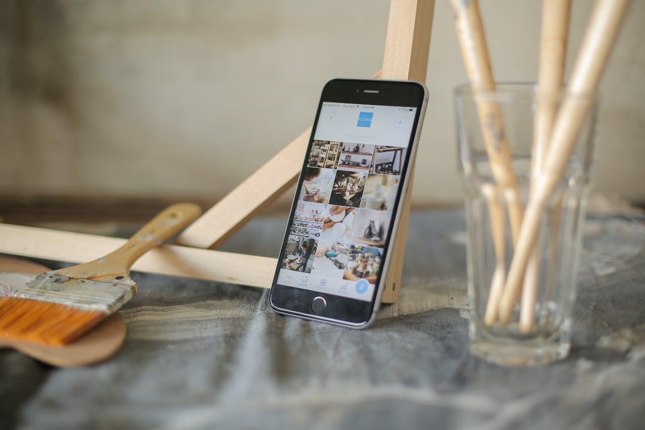 Смартфон с открытым приложением на столе